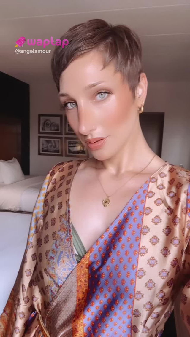 would you buy me a drink if you saw me at the bar? 🧡💜 #shorthair #blueeyes #sensual TikTok Porn