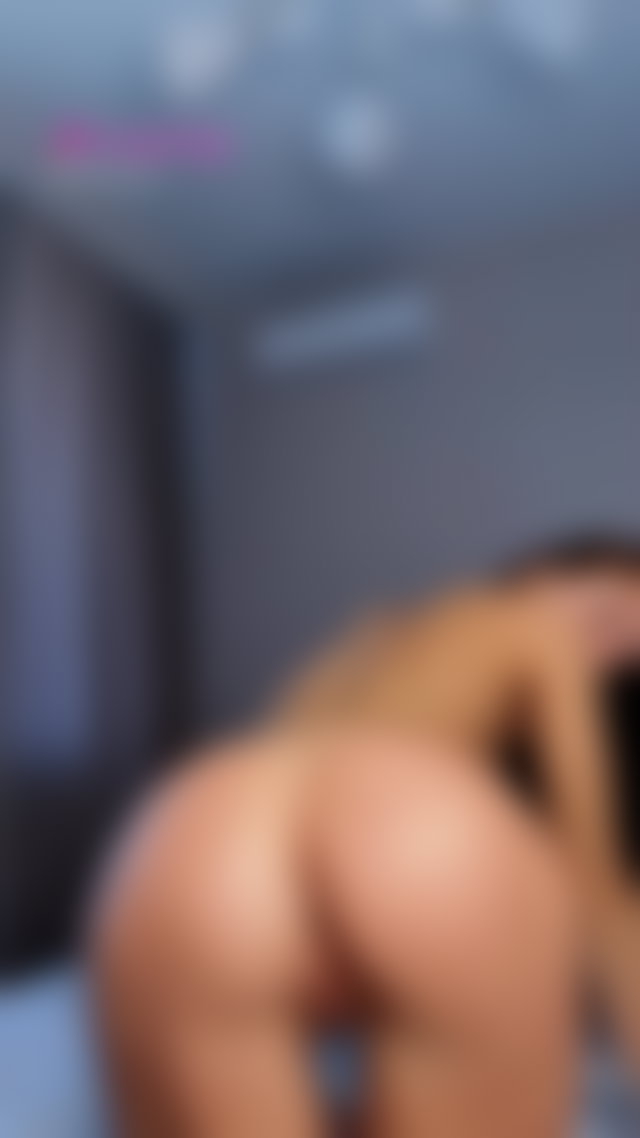 Sexy ass and an open mouth ready while she looks at the camera. Onlyfans #solo #onlyfans #nsfw #beautiful TikTok Porn