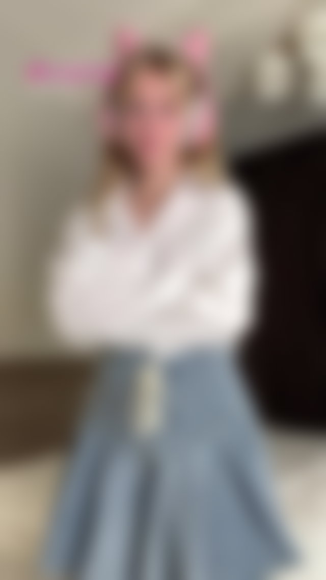 Blonde with headphones doing a hot striptease. Come to OnlyFans #blonde #striptease #tits TikTok Porn