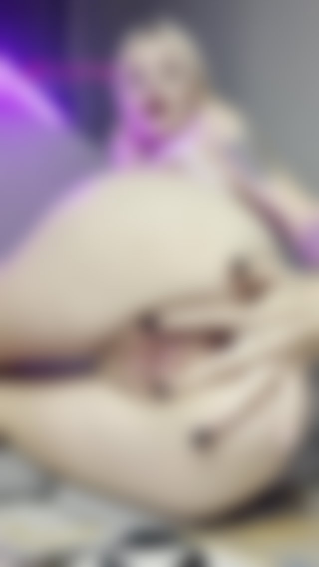Plump ass spread wide as she teases with her fingers TikTok Porn